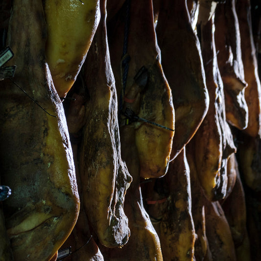 Jamón ibérico VS. Paleta ibérica: dos joyas distintas, una misma tradición.